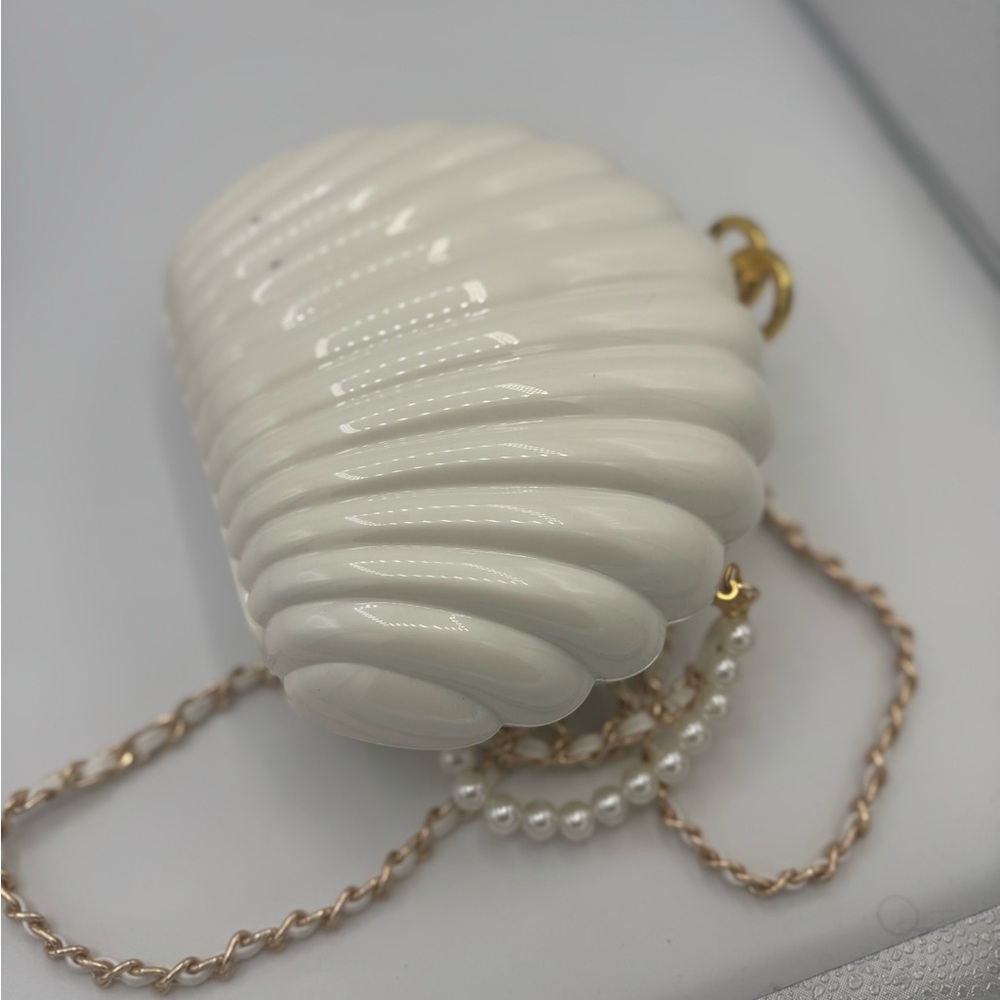 Elegant White Shell Crossbody Bag - Picture 7 of 7
